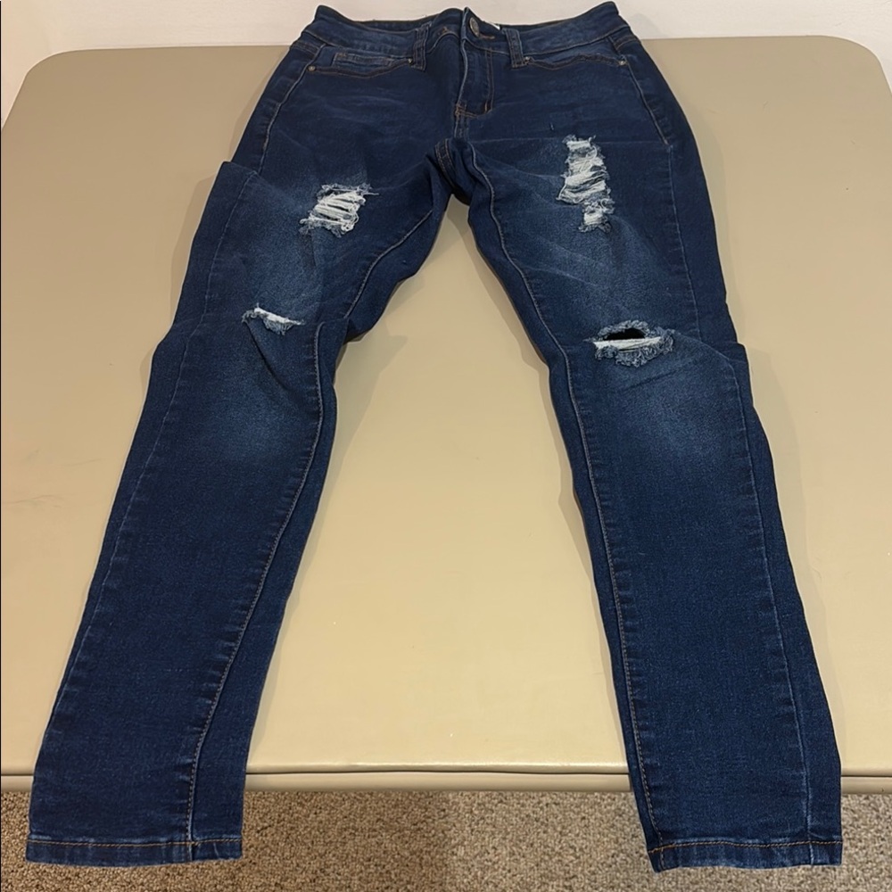 Women’s Size 7 Distressed Skinny Blue Jeans